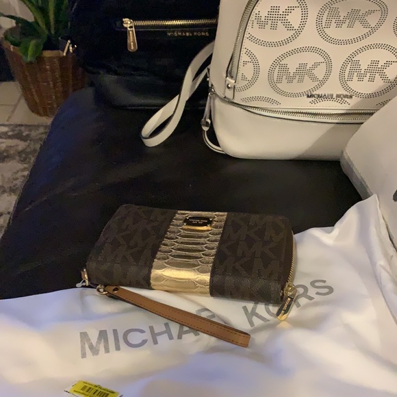 Authentic Michael Kors wallet bought at dillards - Picture 2 of 4